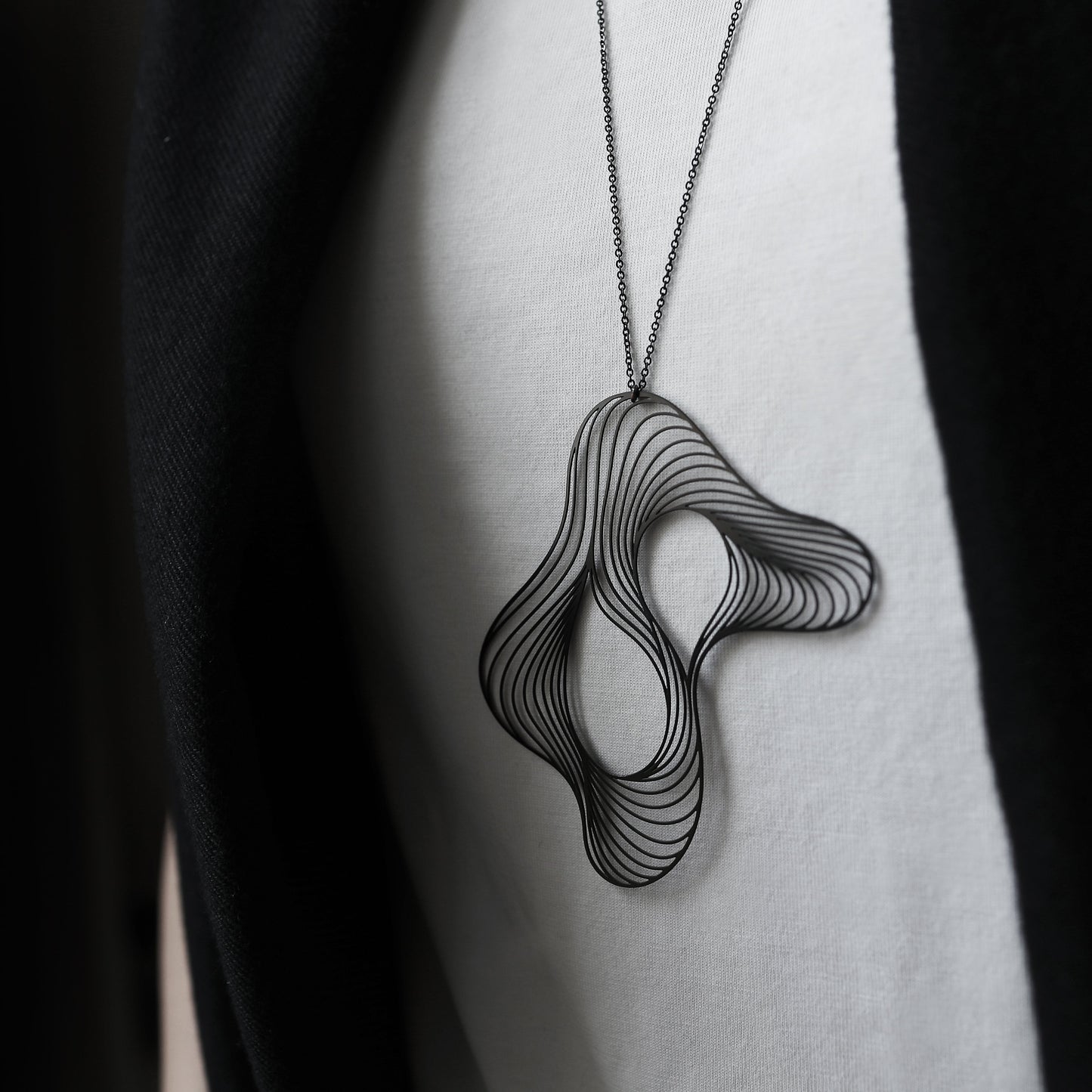 SOFT PENDANT LARGE BLACK WITH CHAIN