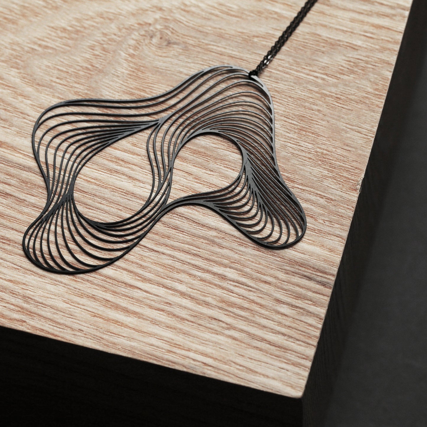 SOFT PENDANT LARGE BLACK WITH CHAIN