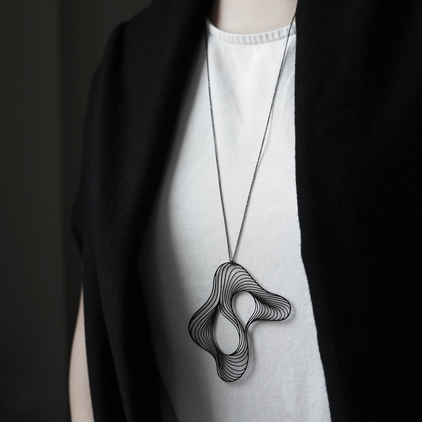 SOFT PENDANT LARGE BLACK WITH CHAIN
