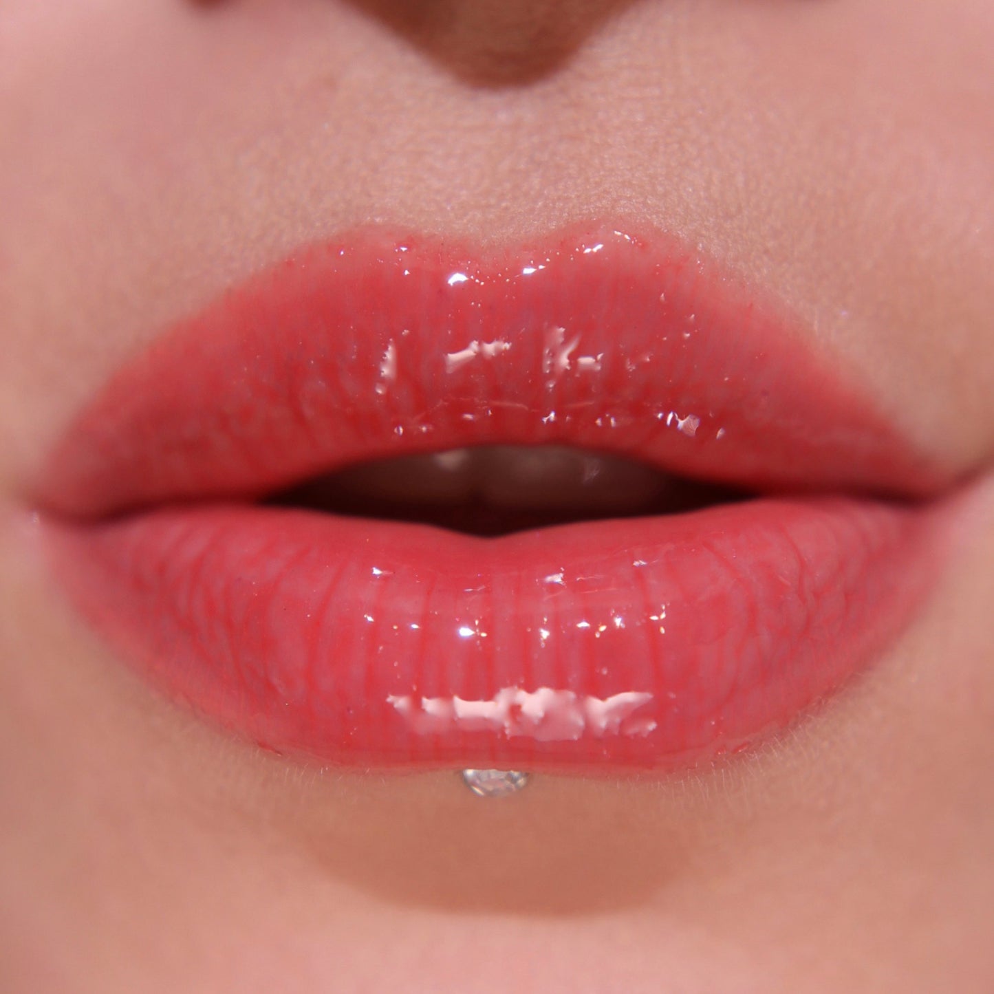 REVOLUTION POUT BOMB PLUMPING GLOSS