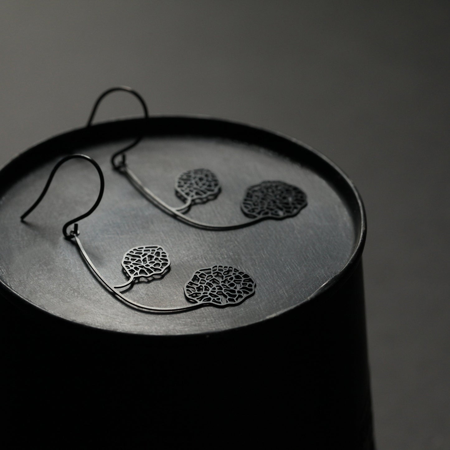 CONNECT EARRINGS SMALL BLACK