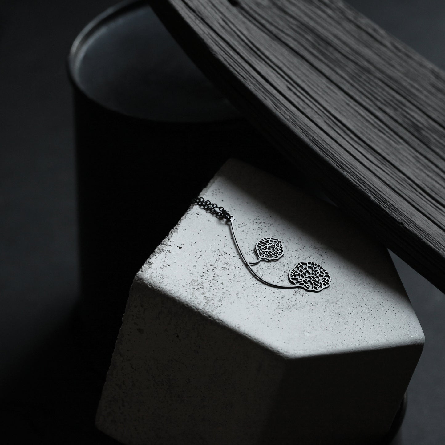 CONNECT PENDANT SMALL BLACK WITH CHAIN