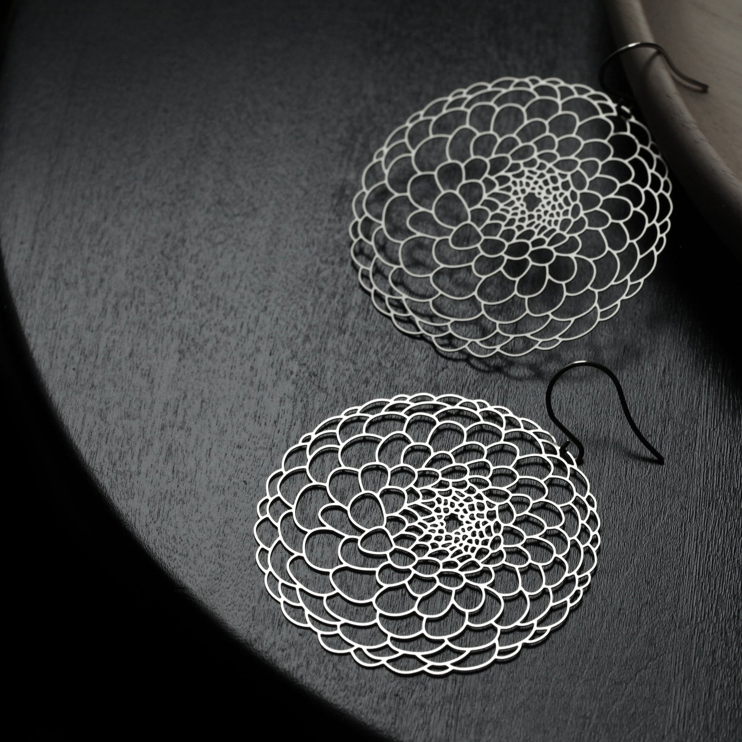 DAHLIA EARRINGS MEDIUM SILVER