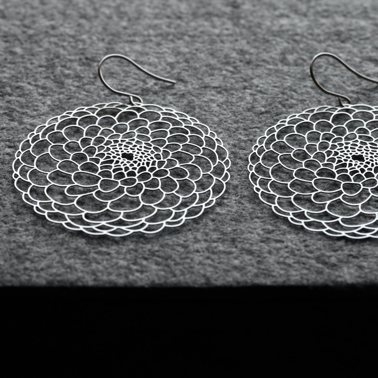 DAHLIA EARRINGS MEDIUM SILVER