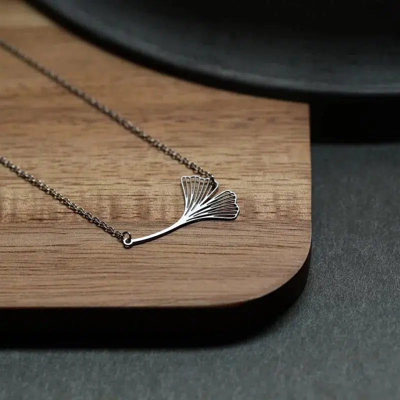FLYING GINKGO PENDANT SMALL SILVER WITH CHAIN