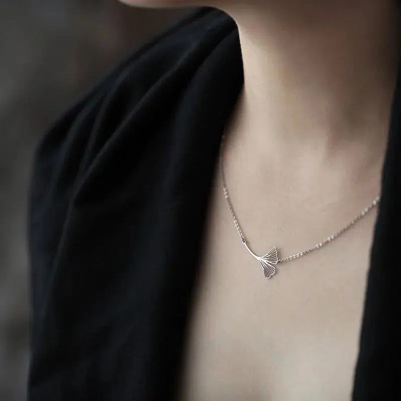 FLYING GINKGO PENDANT SMALL SILVER WITH CHAIN