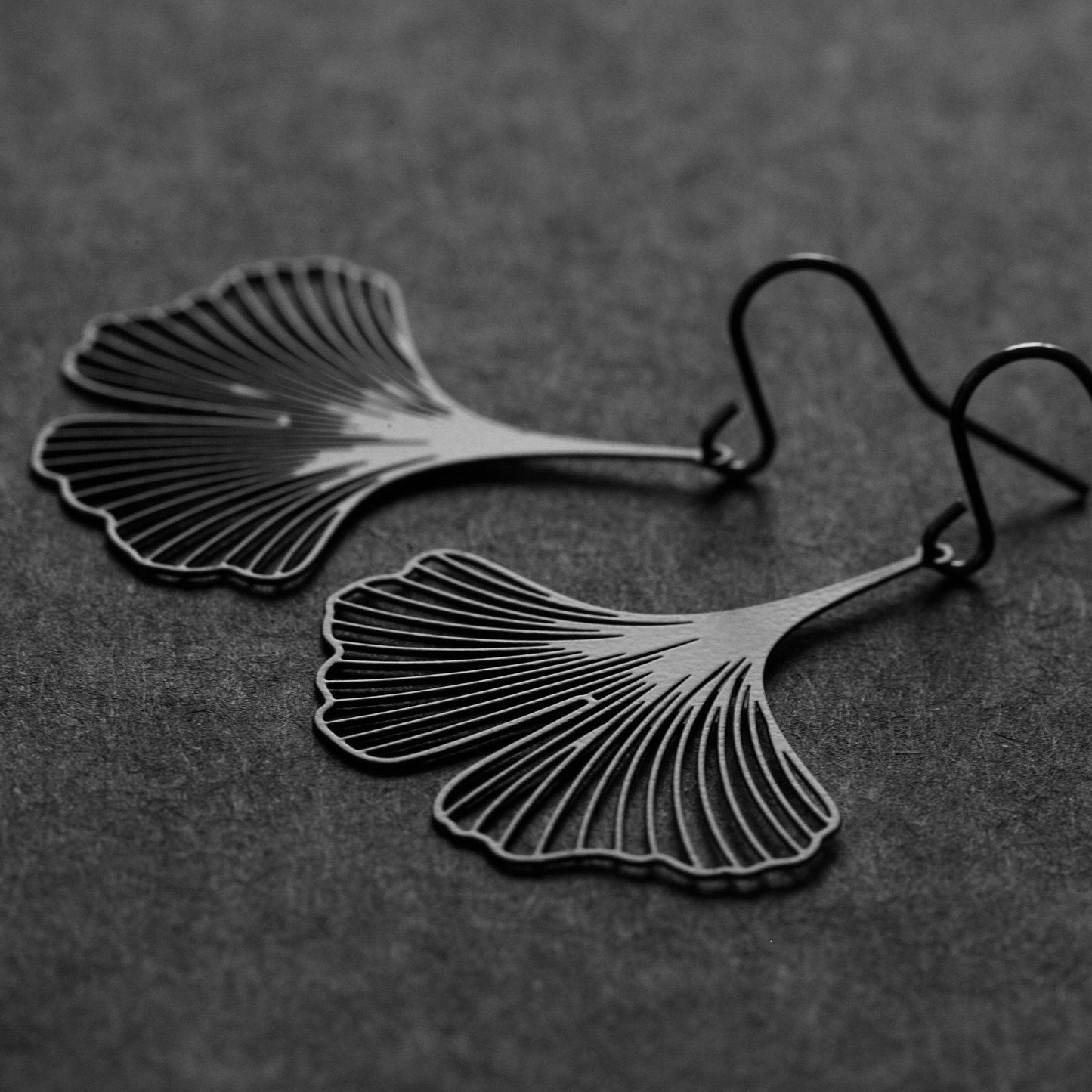 GINKGO EARRINGS SMALL BLACK