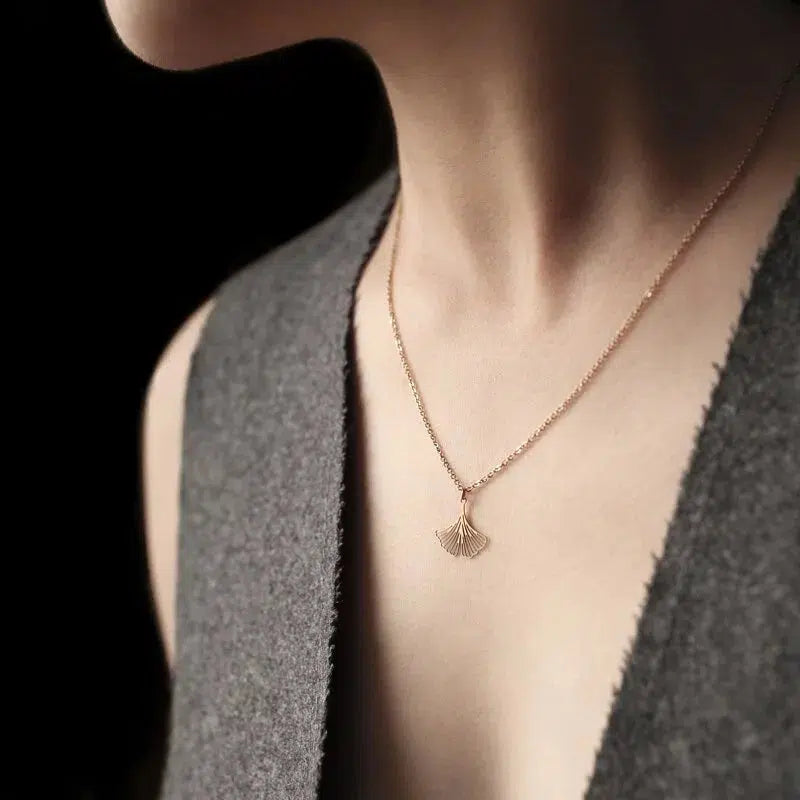 GINKGO PENDANT EXTRA SMALL GOLD WITH CHAIN