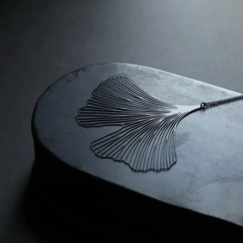 GINKGO PENDANT LARGE BLACK WITH CHAIN