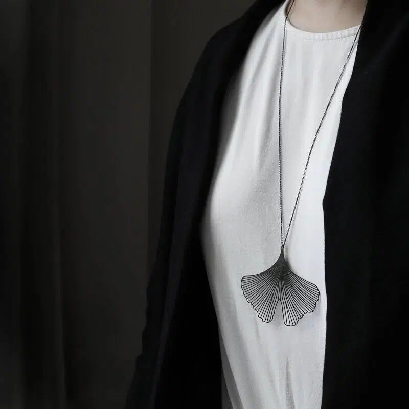 GINKGO PENDANT LARGE BLACK WITH CHAIN