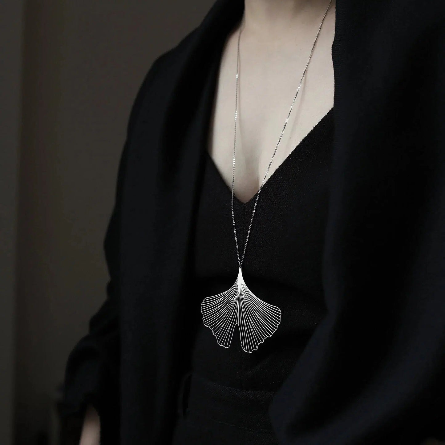 GINKGO PENDANT LARGE SILVER WITH CHAIN
