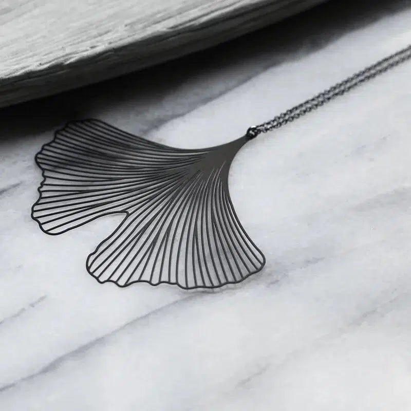 GINKGO PENDANT MEDIUM BLACK WITH CHAIN