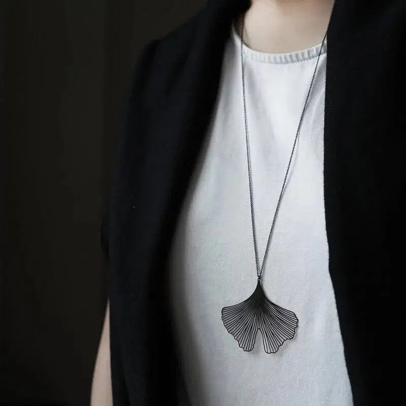 GINKGO PENDANT MEDIUM BLACK WITH CHAIN