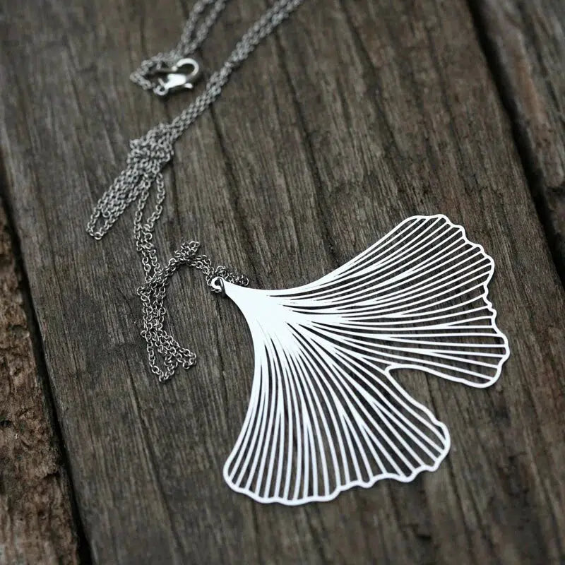 GINKGO PENDANT MEDIUM SILVER WITH CHAIN