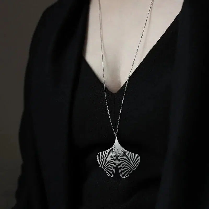 GINKGO PENDANT MEDIUM SILVER WITH CHAIN