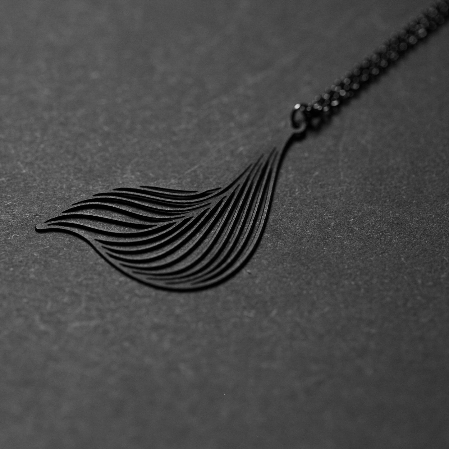 SOFT PENDANT SMALL BLACK WITH CHAIN