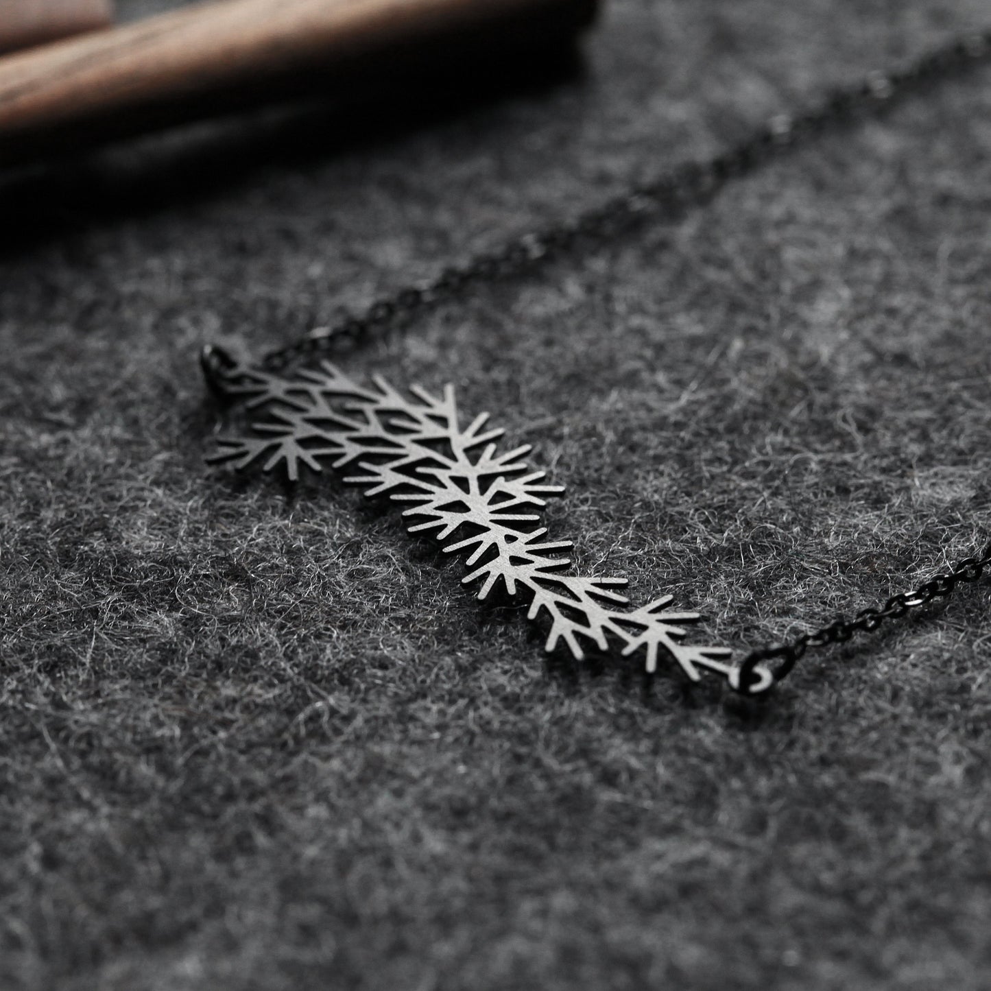 WATERWEEDS PENDANT SMALL BLACK WITH CHAIN