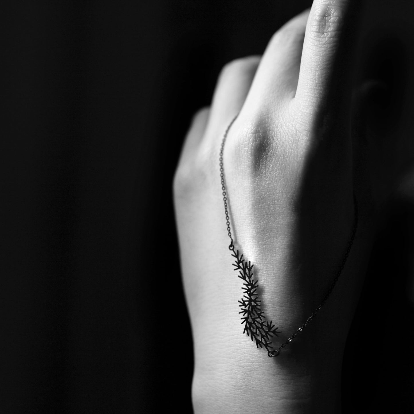 WATERWEEDS PENDANT SMALL BLACK WITH CHAIN