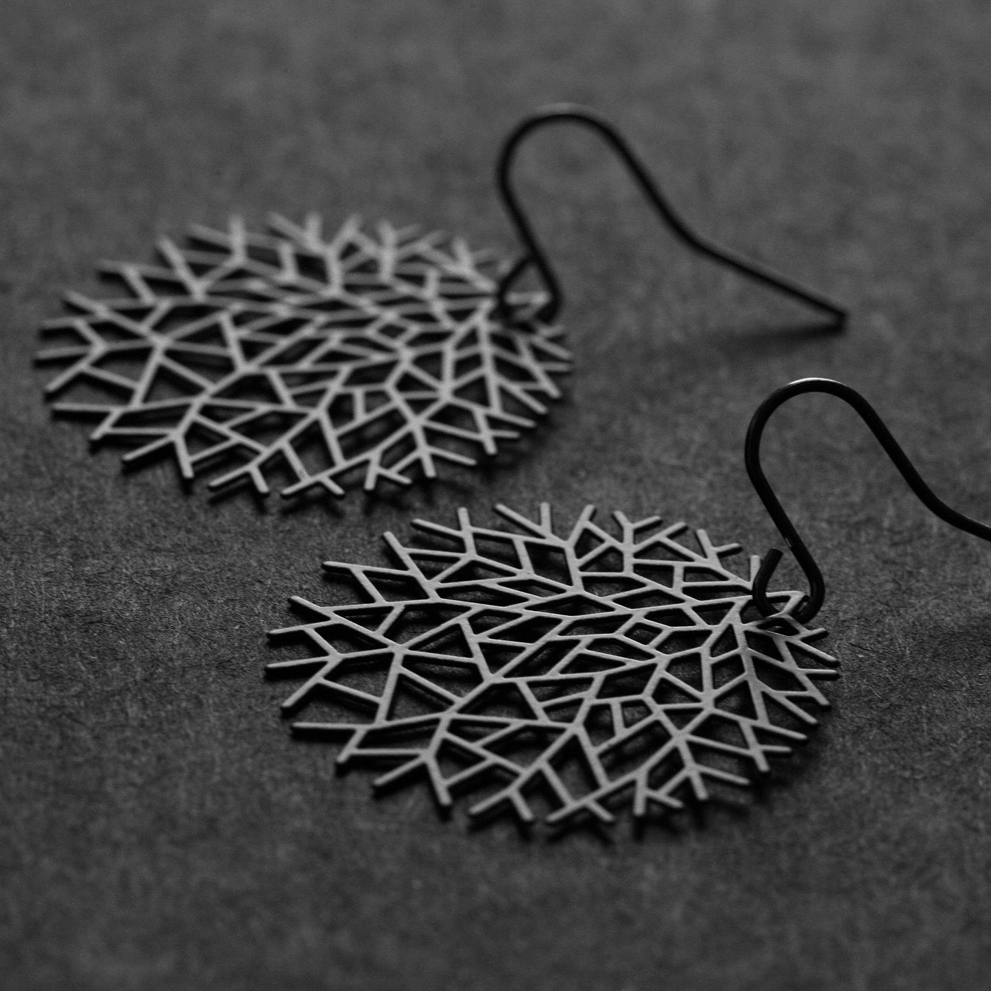 WOODS EARRINGS SMALL BLACK