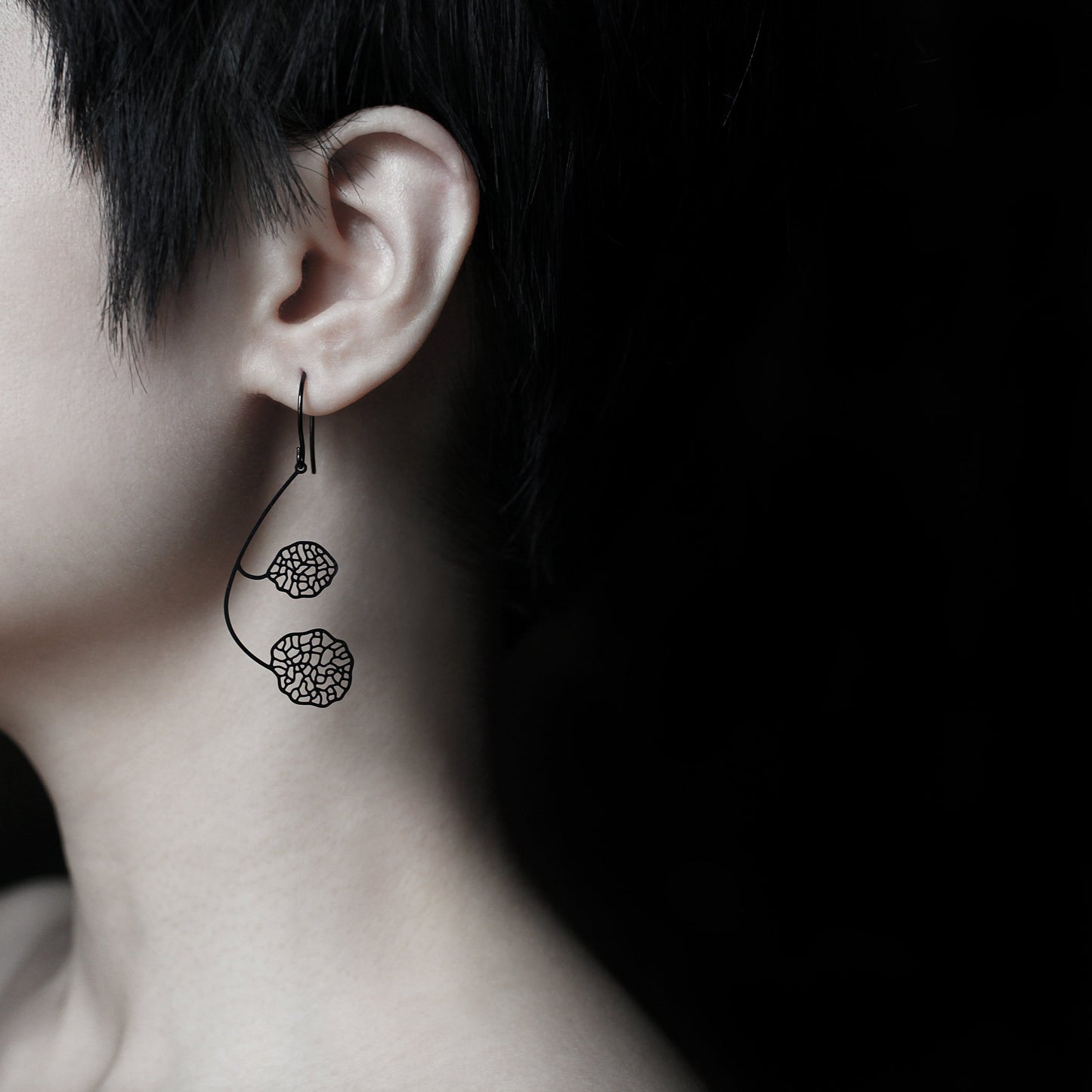 CONNECT EARRINGS SMALL BLACK