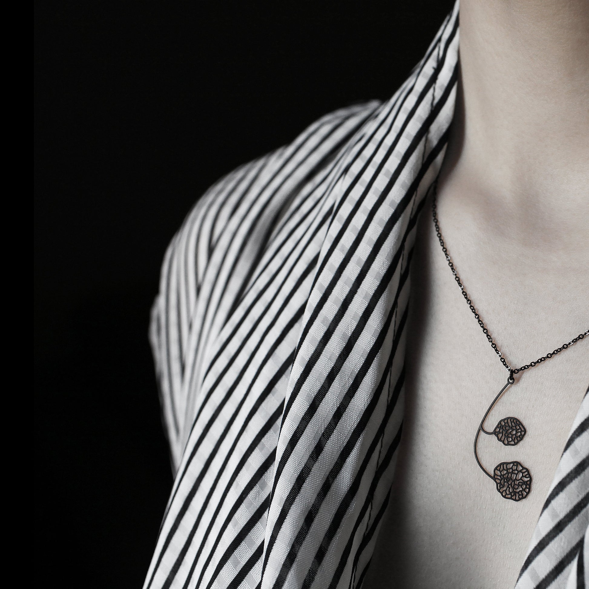 CONNECT PENDANT SMALL BLACK WITH CHAIN