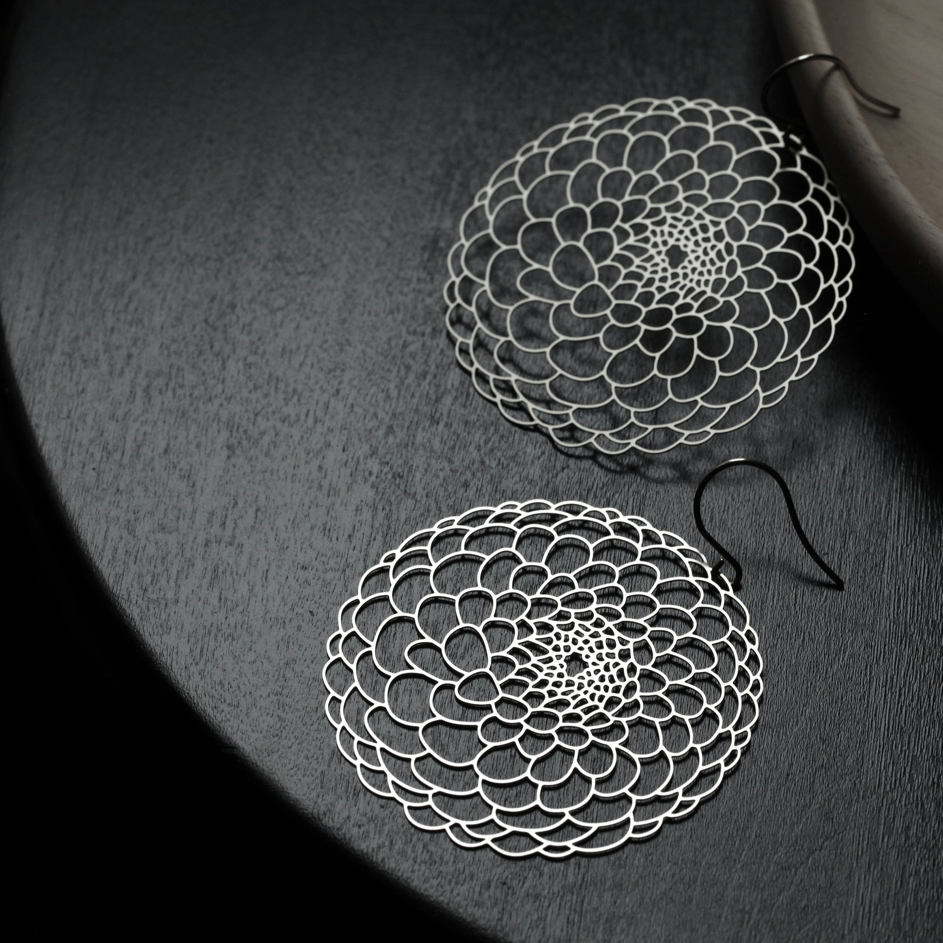DAHLIA EARRINGS MEDIUM SILVER