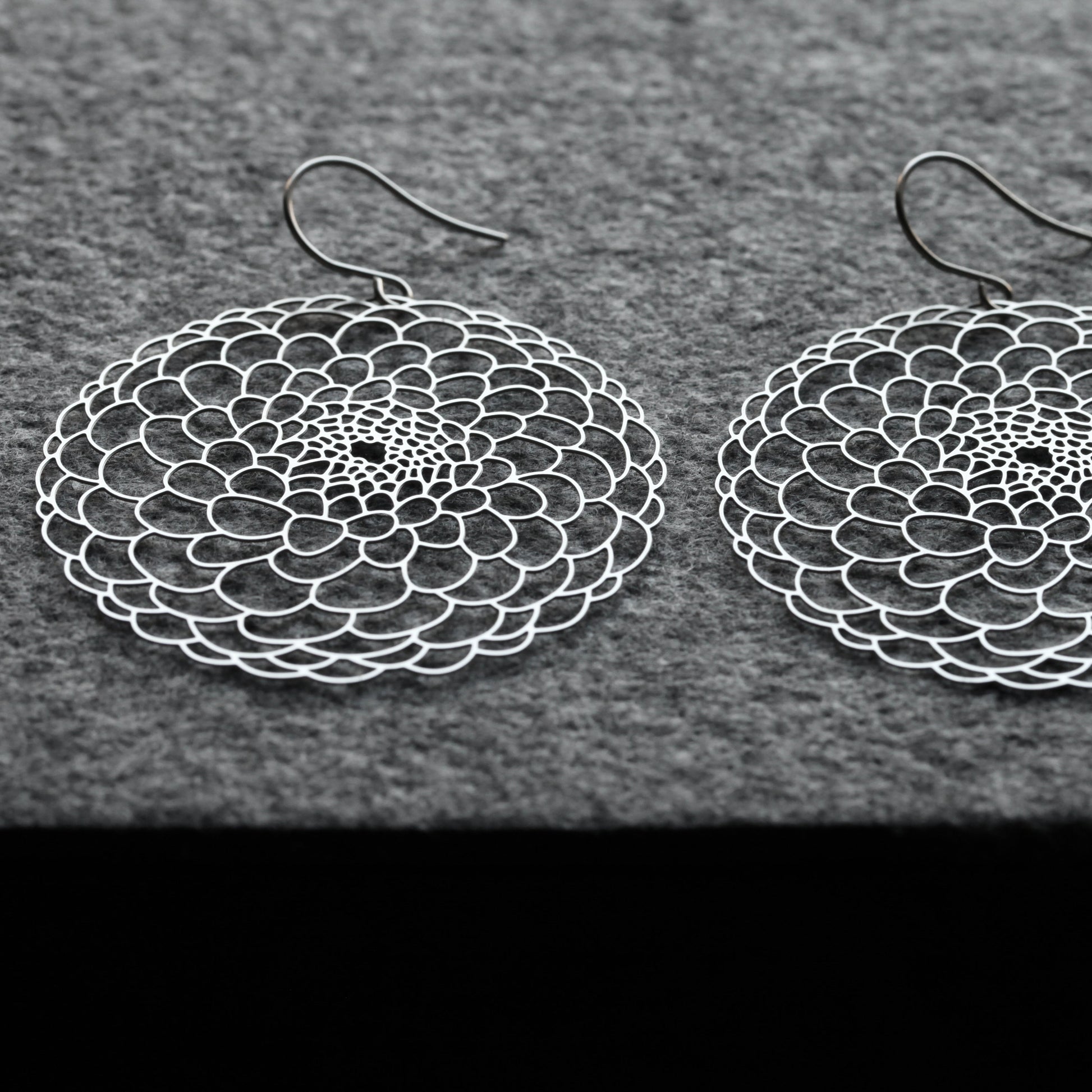 DAHLIA EARRINGS MEDIUM SILVER