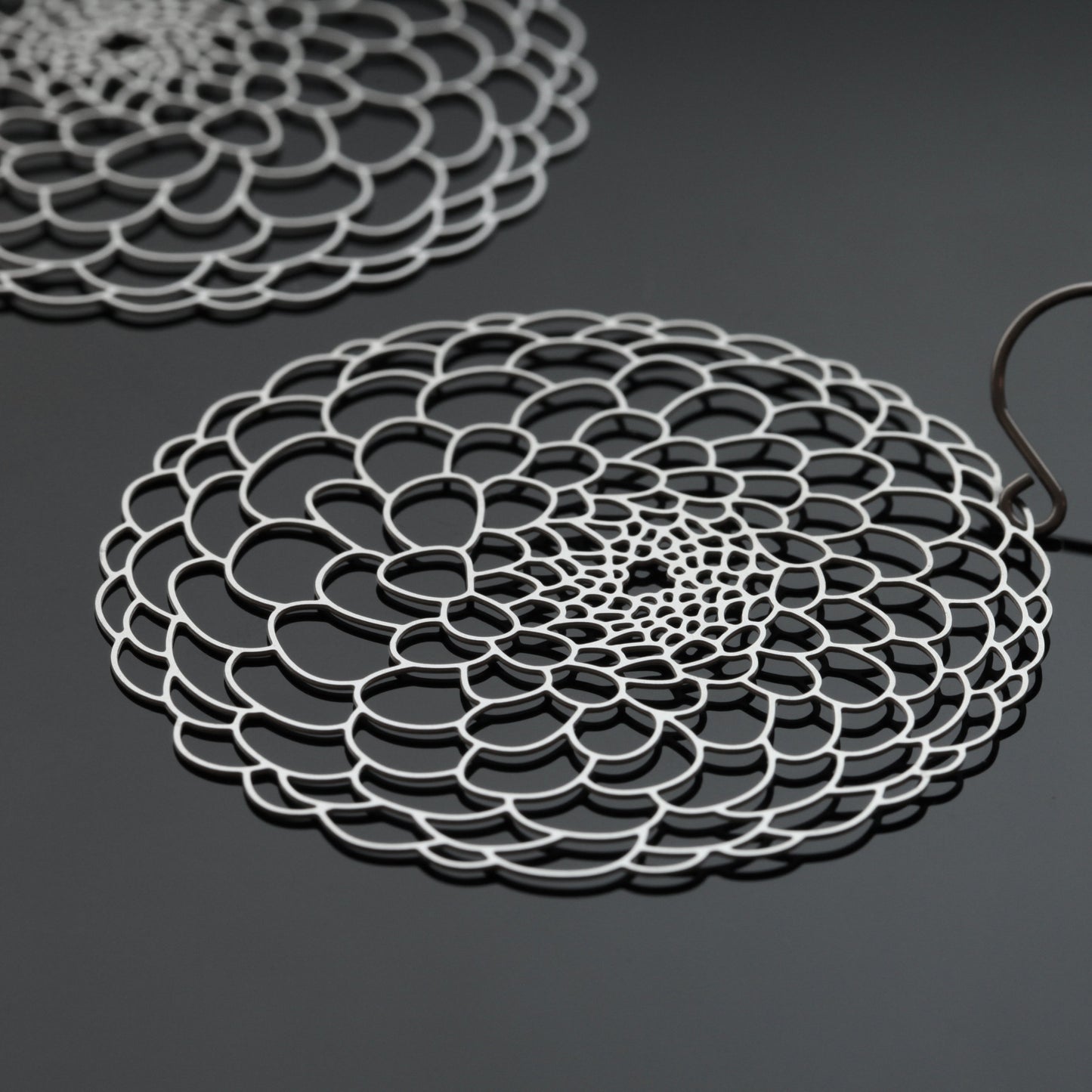 DAHLIA EARRINGS MEDIUM SILVER