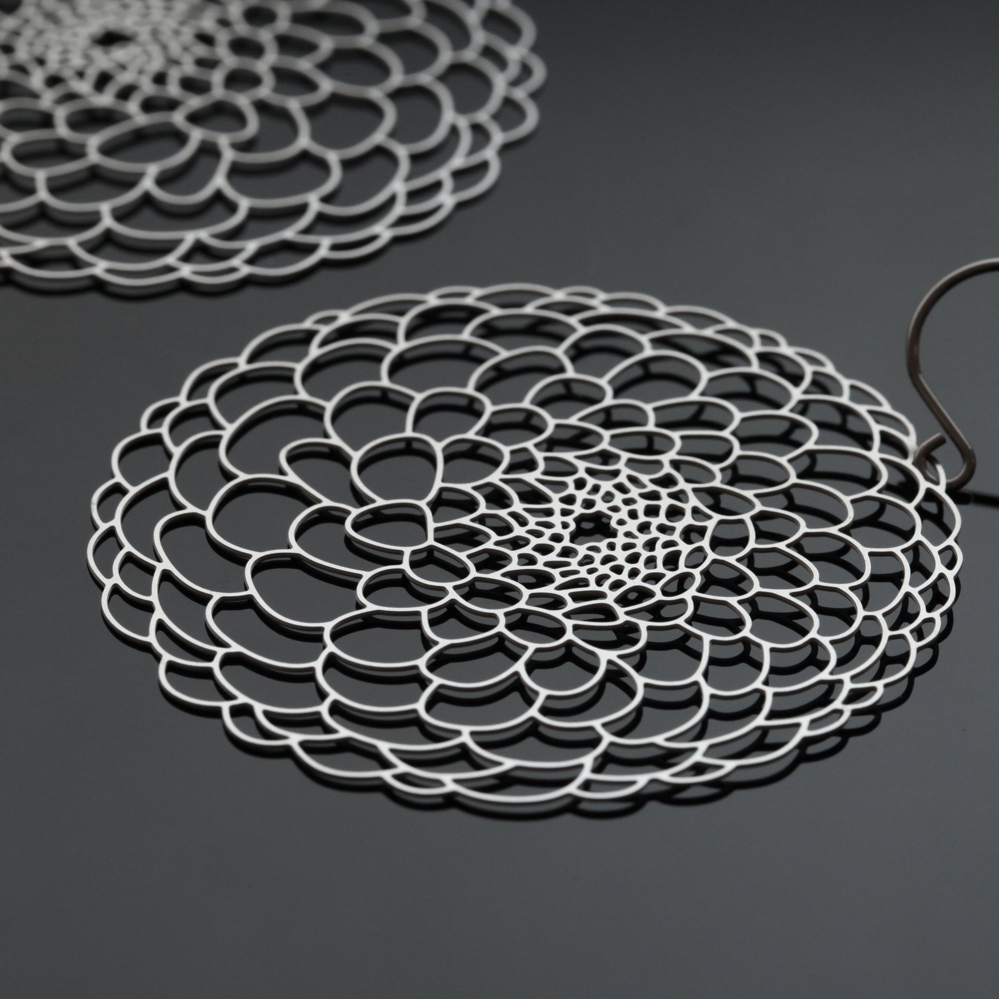 DAHLIA EARRINGS MEDIUM SILVER