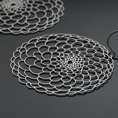 DAHLIA EARRINGS MEDIUM SILVER