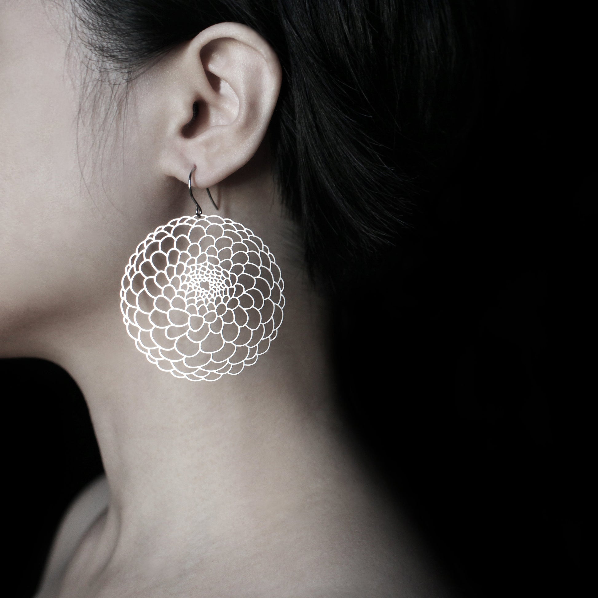 DAHLIA EARRINGS MEDIUM SILVER
