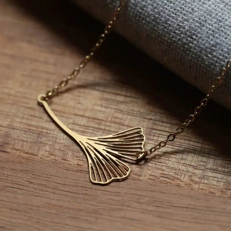 FLYING GINKGO PENDANT SMALL GOLD WITH CHAIN