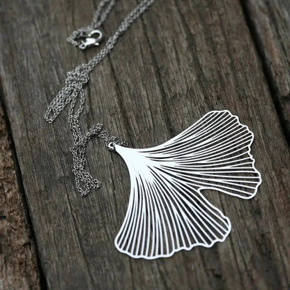 GINKGO PENDANT MEDIUM SILVER WITH CHAIN