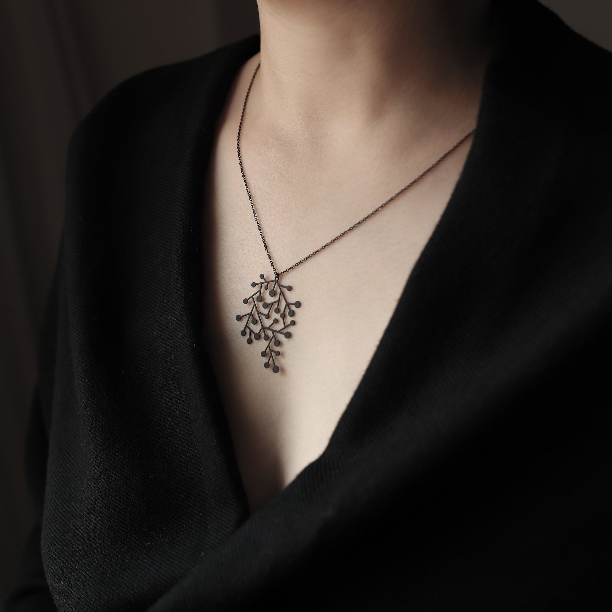 SNOWDAYS PENDANT SMALL BLACK WITH CHAIN