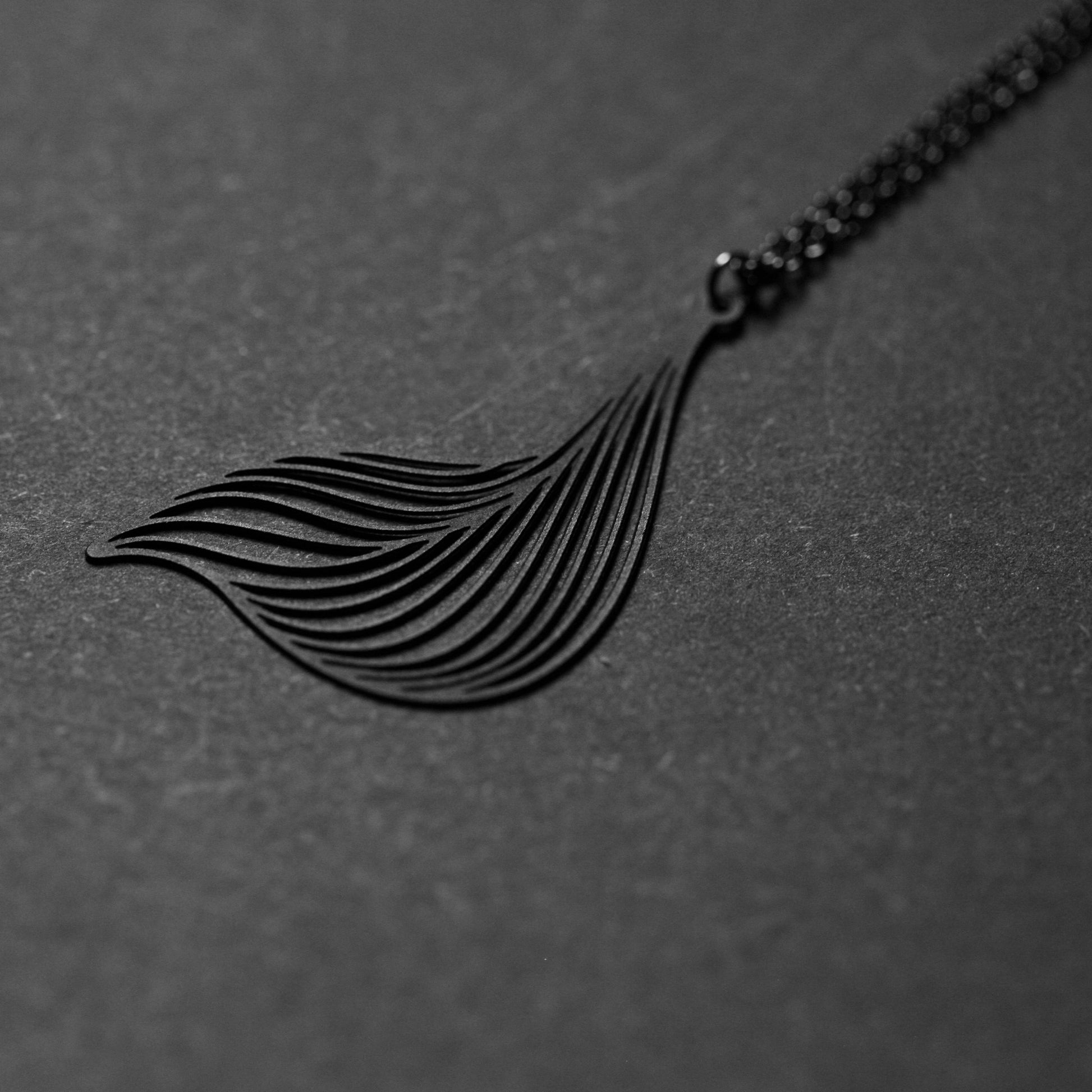 SOFT PENDANT SMALL BLACK WITH CHAIN