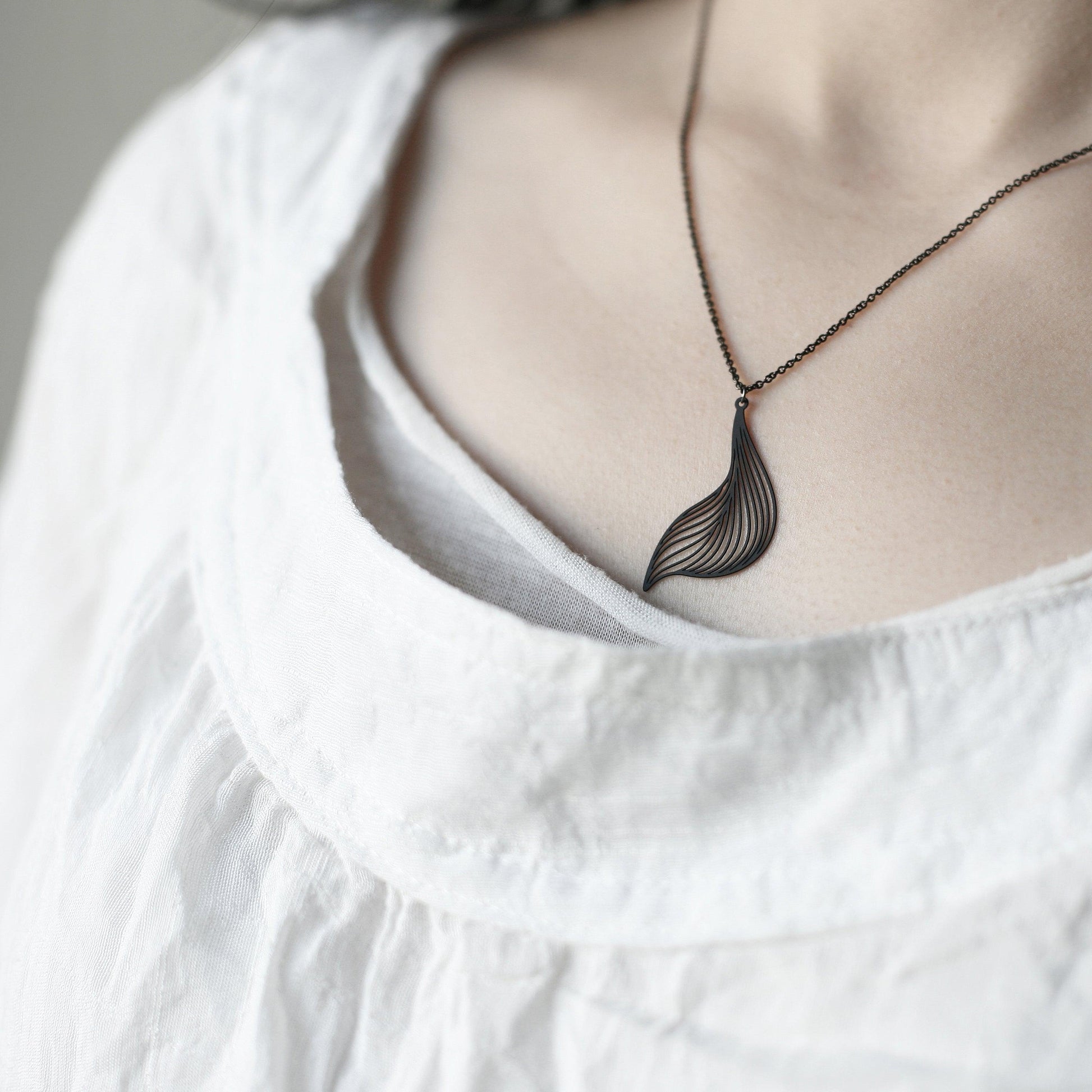 SOFT PENDANT SMALL BLACK WITH CHAIN